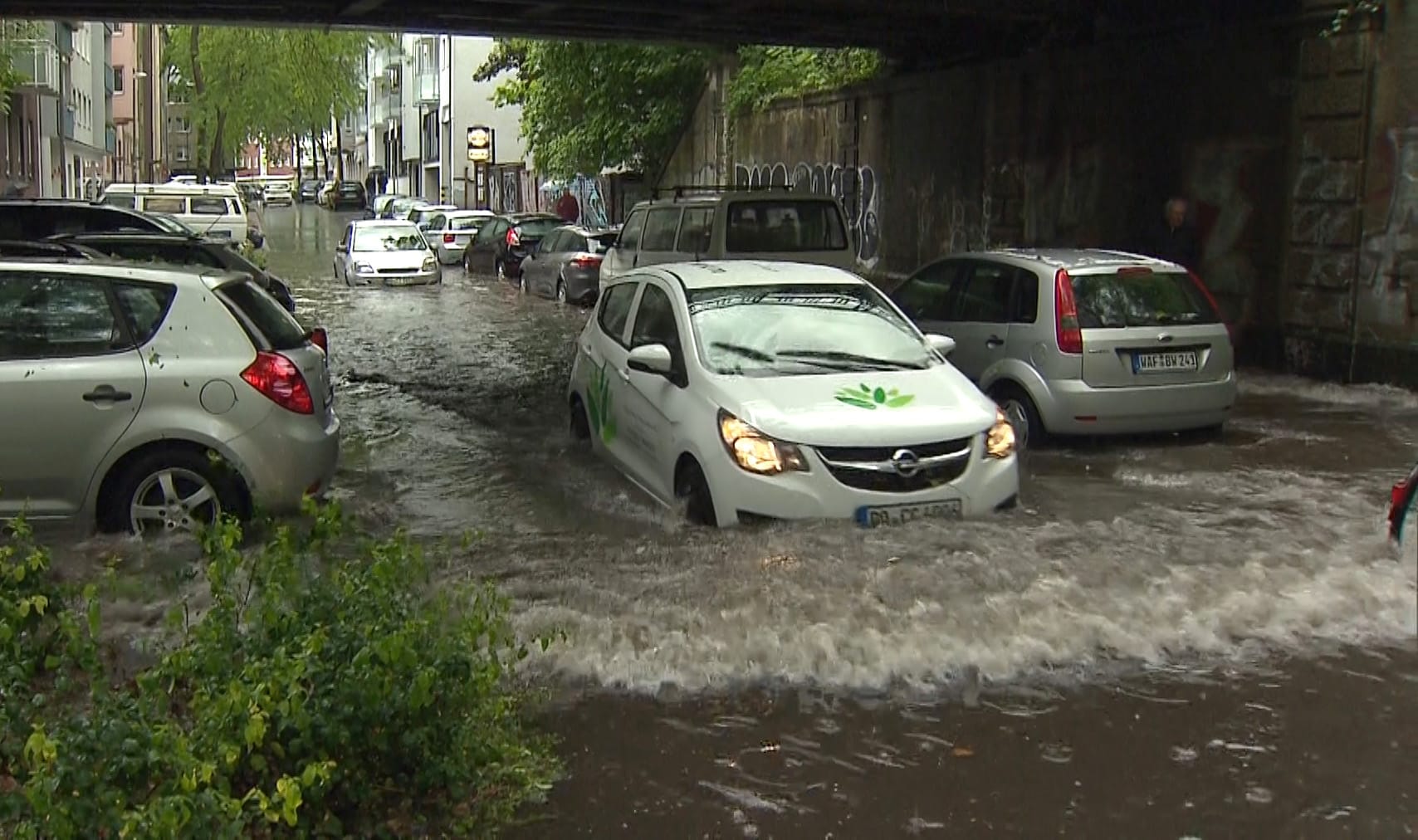 Ein heftiges Gewitter hat mit starkem Regen und Hagelschlag einige Straßen unter Wasser gesetzt.