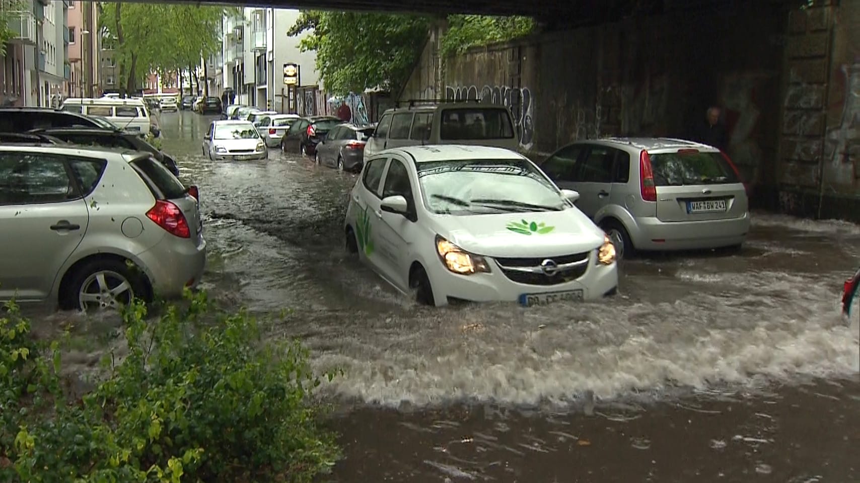 Ein heftiges Gewitter hat mit starkem Regen und Hagelschlag einige Straßen unter Wasser gesetzt.