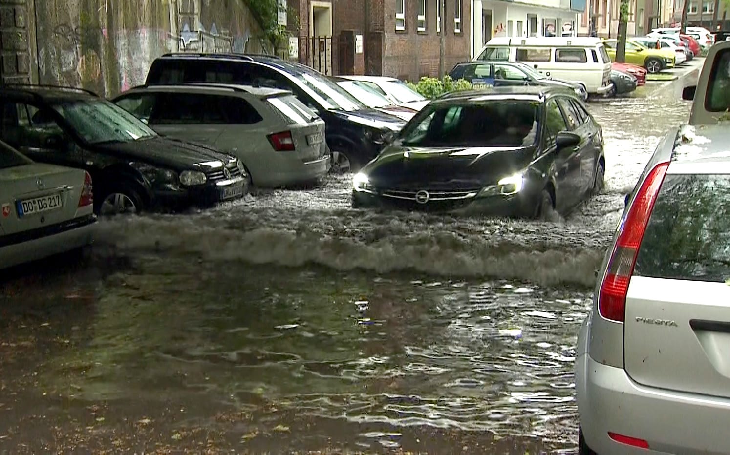 Dortmund in Nordrhein-Westfalen: Ein Auto fährt über die überschwemmte Chemnitzer Straße.