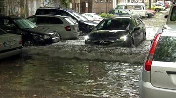Dortmund in Nordrhein-Westfalen: Ein Auto fährt über die überschwemmte Chemnitzer Straße.