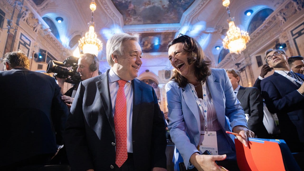 UN-Generalsekretär António Guterres und die österreichische Abgeordnete Monika Langthaler im Gespräch. UN-Generalsekretär António Guterres und die österreichische Abgeordnete Monika Langthaler im Gespräch.