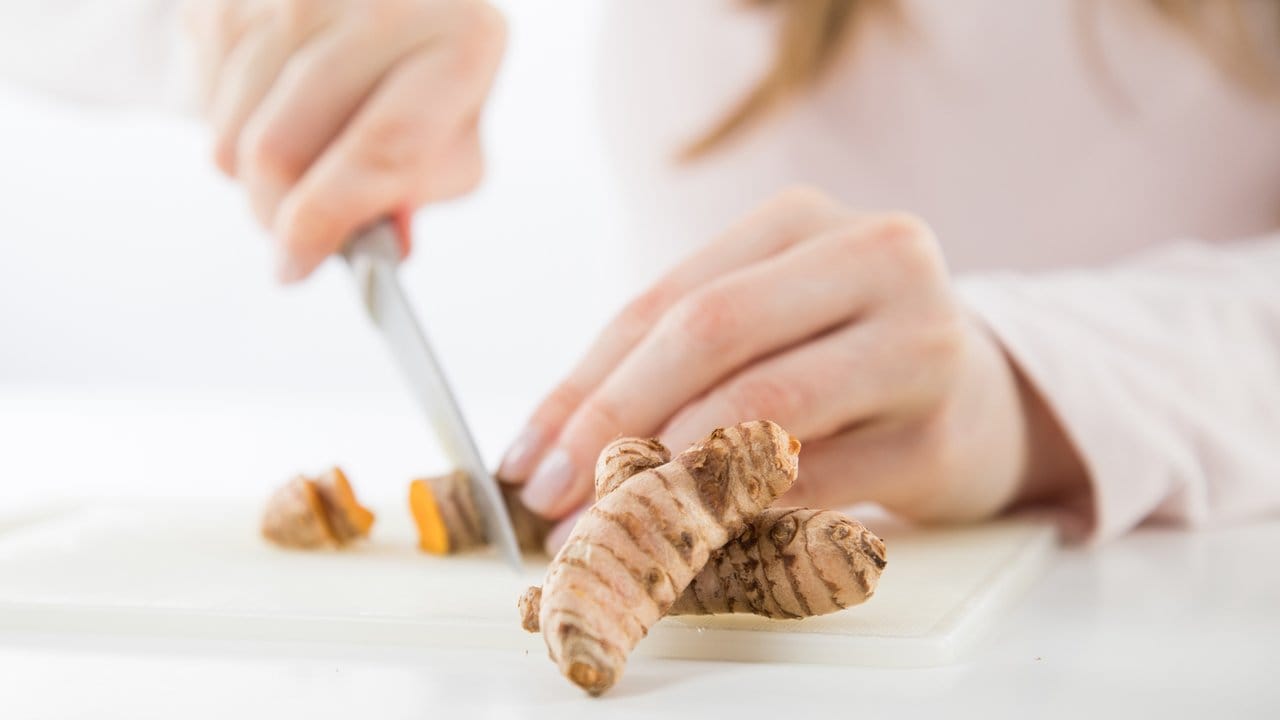 Kurkuma wirkt anti-entzündlich - und kann in gewissen Mengen auch als Detox-Gewürz zur Entlastung der Leber funktionieren. Kurkuma wirkt anti-entzündlich - und kann in gewissen Mengen auch als Detox-Gewürz zur Entlastung der Leber funktionieren.