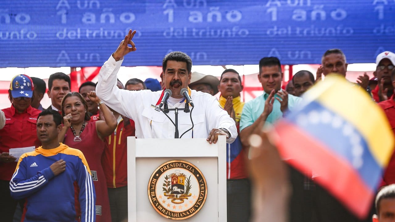 In Venezuela tobt seit Januar ein Machtkampf zwischen Maduro und dem selbst ernannten Übergangspräsidenten Juan Guaidó, der Maduro Wahlfälschung vorwirft und von zahlreichen westlichen Staaten einschließlich Deutschland anerkannt wird.