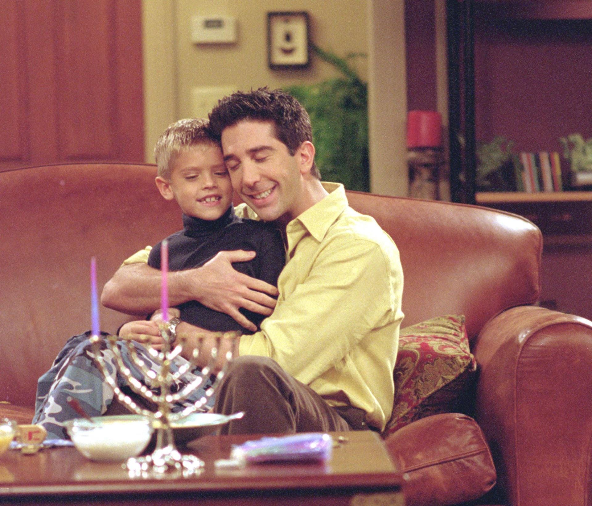 Cole Sprouse war zudem von 2000 bis 2002 in sieben Folgen der Serie "Friends" als Ben Geller, Ross Gellers Sohn zu sehen.