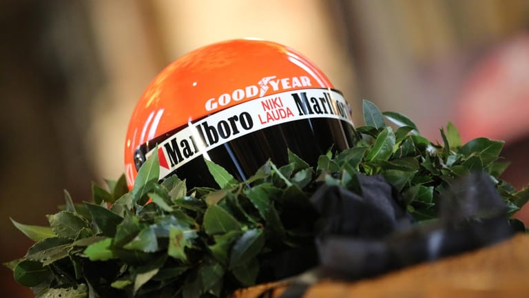 Der frühere Rennhelm von Niki Lauda liegt auf dem aufgebahrten Sarg. In Wien nehmen seit Mittwochmorgen zahlreiche Menschen von der Motorsport-Legende Abschied.