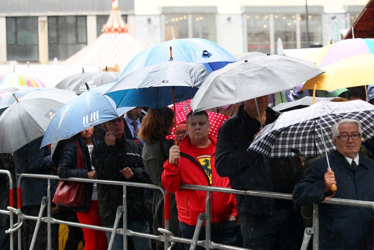 Großer Andrang bei Regen: Hunderte Fans erschienen bereits morgens zur Beisetzung von Niki Lauda in Wien und wollten sich von der Motorsport-Legende verabschieden.