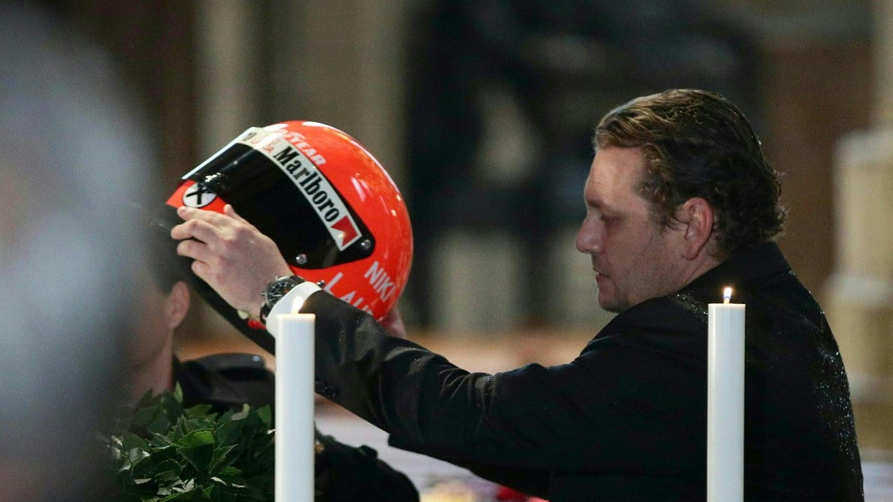Lukas Lauda legt den Helm seines Vaters Niki auf den Sarg.