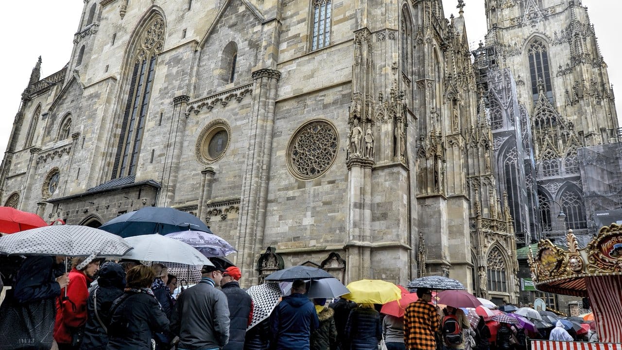 Viele Menschen warten vor dem Wiener Stephansdom.