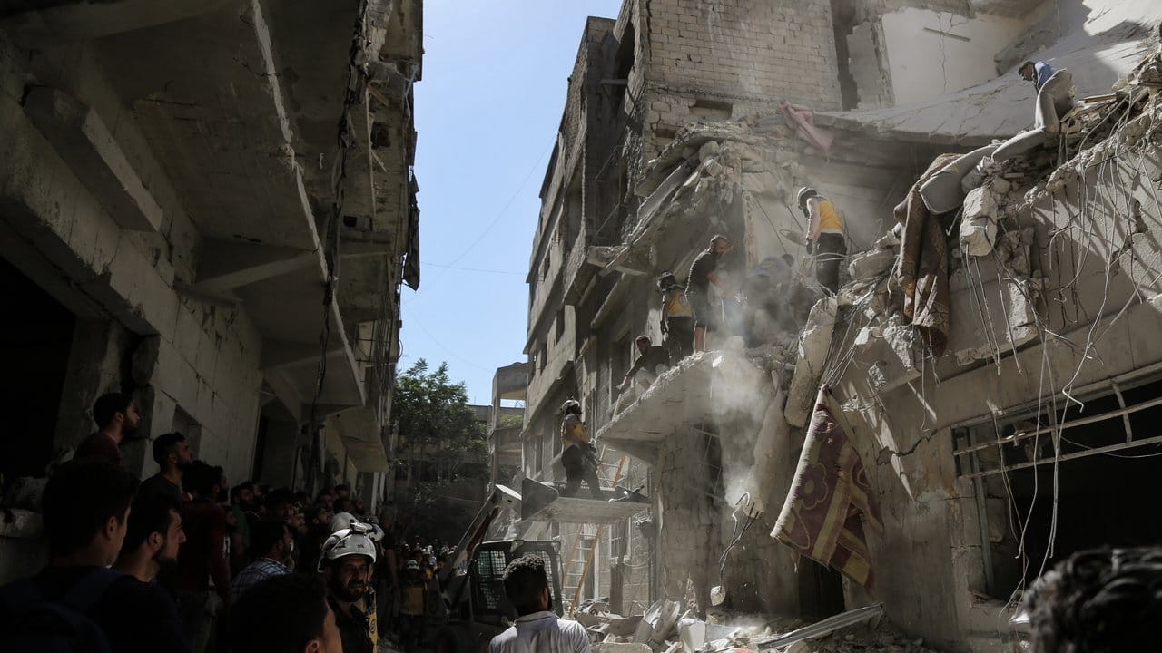 Die Trümmer eines Hauses in der Stadt Ariha werden nach Überlebenden und Opfern durchsucht.
