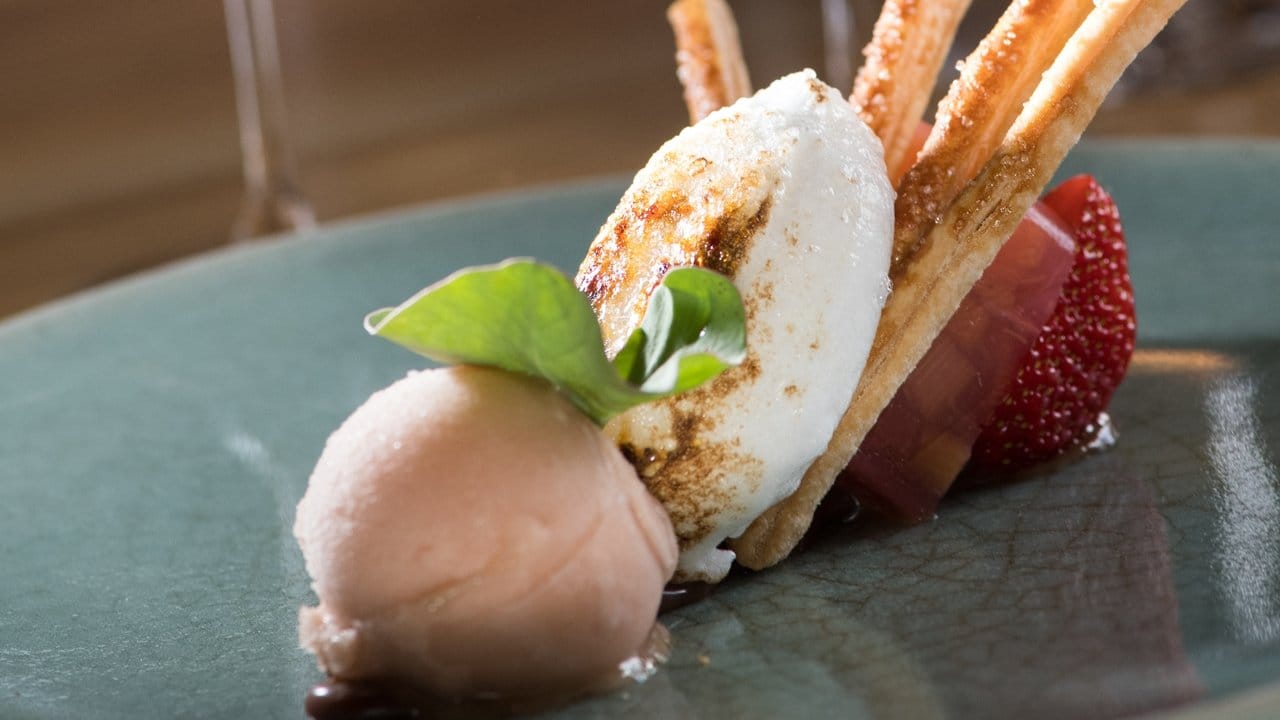 Zum Dessert aus nicht zu süßen Variationen von Rhabarber mit Erdbeere, Blätterteig und Eischnee passt ein trockener Muskattrollinger-Sekt. Zum Dessert aus nicht zu süßen Variationen von Rhabarber mit Erdbeere, Blätterteig und Eischnee passt ein trockener Muskattrollinger-Sekt.