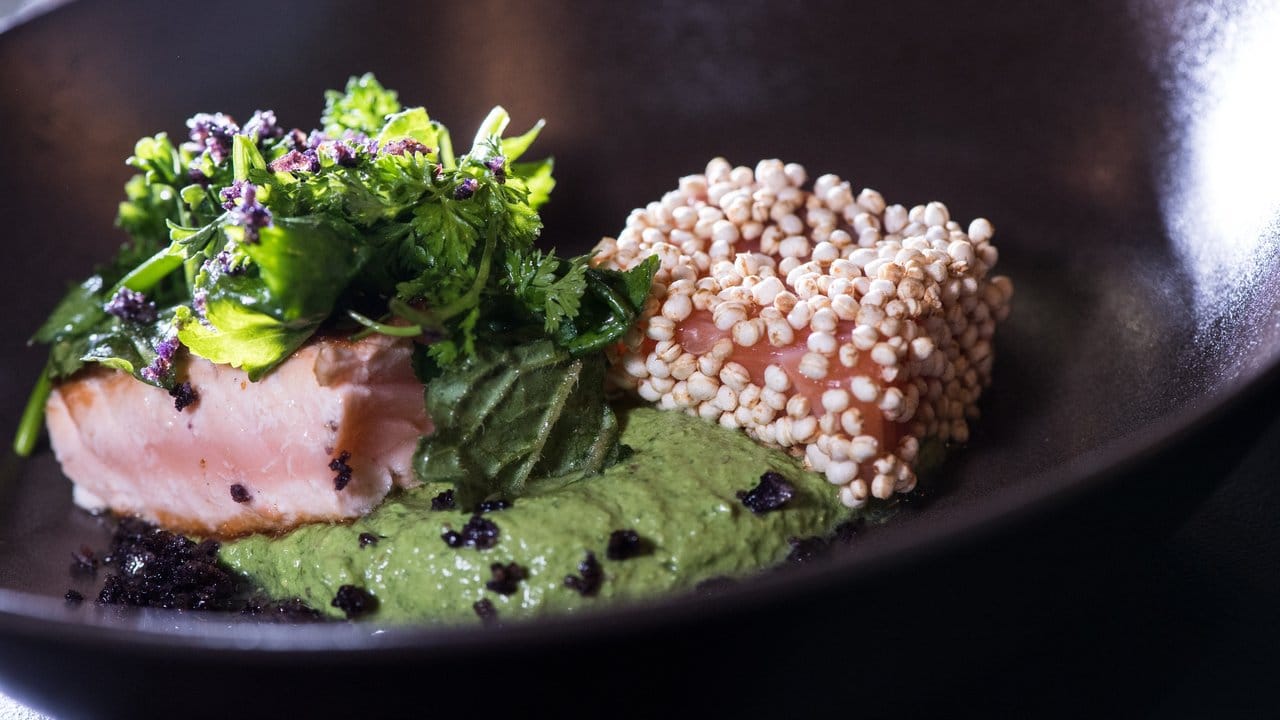 Zu einer Vorspeise aus gebeiztem Saibling, Frankfurter Grüner Sauce mit Kräutersalat und Saibling in Rollgerste (l-r) empfiehlt der Sommelier einen Pinot Cuvée brut Sekt. Zu einer Vorspeise aus gebeiztem Saibling, Frankfurter Grüner Sauce mit Kräutersalat und Saibling in Rollgerste (l-r) empfiehlt der Sommelier einen Pinot Cuvée brut Sekt.