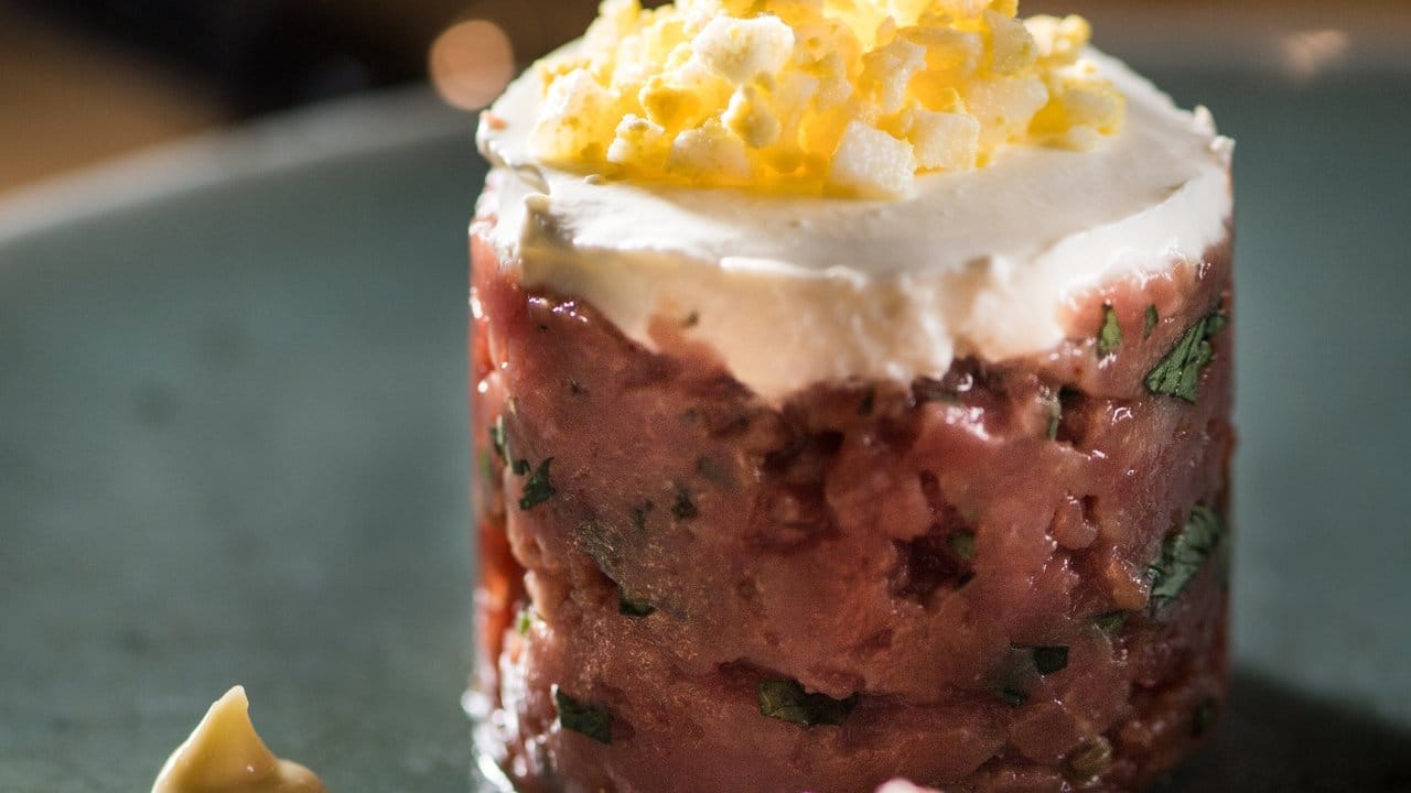 Zu Vorspeisen wie Rindertartar oder einem gebeiztem Lachs bringt ein Riesling-Sekt jeden Happen auf dem Gaumen zum Sprudeln. Zu Vorspeisen wie Rindertartar oder einem gebeiztem Lachs bringt ein Riesling-Sekt jeden Happen auf dem Gaumen zum Sprudeln.