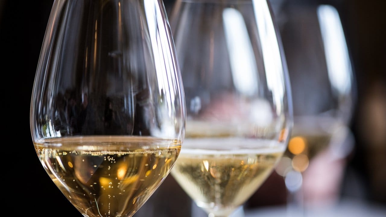 Um herauszufinden, welcher Sekt zu welchen Speisen passt, werden unterschiedliche Sorten verkostet. Um herauszufinden, welcher Sekt zu welchen Speisen passt, werden unterschiedliche Sorten verkostet.