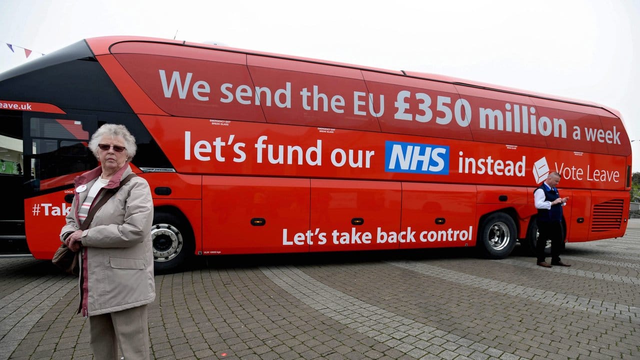 Auf diesem Bus von Johnsons "Vote Leave"-Kampagne wurde eine völlig übertriebene Summe genannt, die die Briten angeblich an die EU zahlen. Auf diesem Bus von Johnsons "Vote Leave"-Kampagne wurde eine völlig übertriebene Summe genannt, die die Briten angeblich an die EU zahlen.