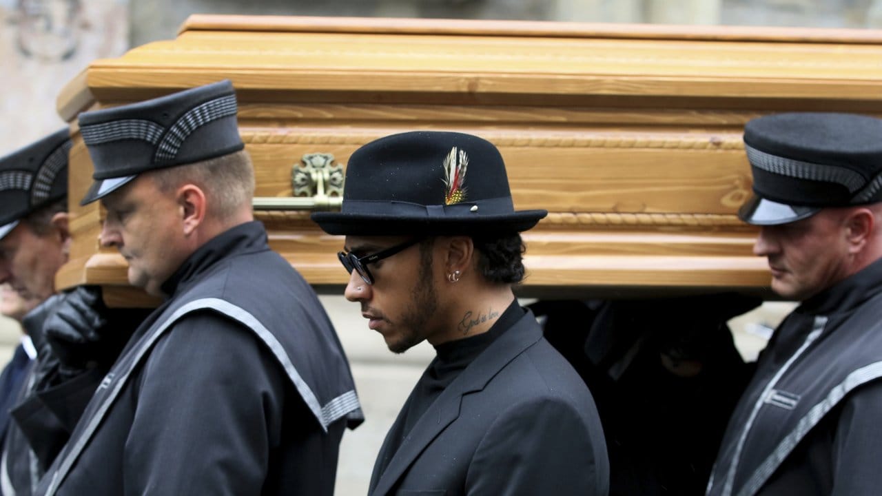 Weltmeister Lewis Hamilton (M) war einer der zahlreichen Prominenten bei der Trauerfeier.