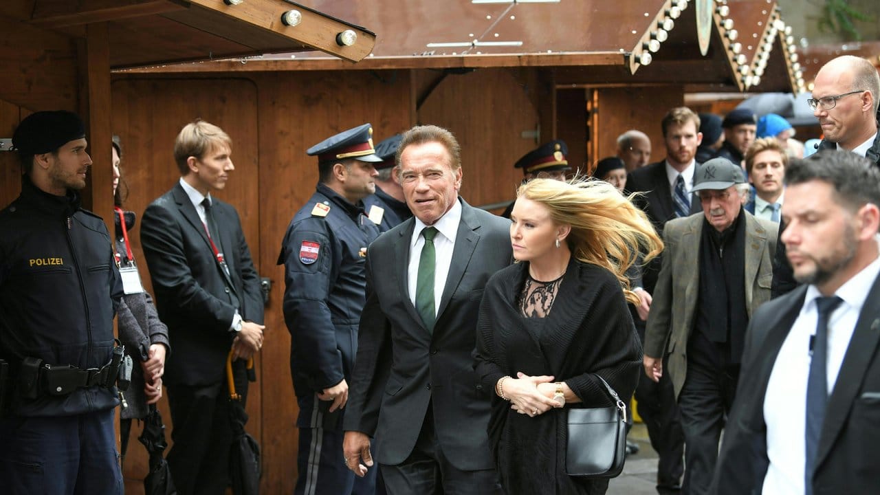 Arnold Schwarzenegger (M) reiste mit seiner Freundin Heather Milligan nach Wien.