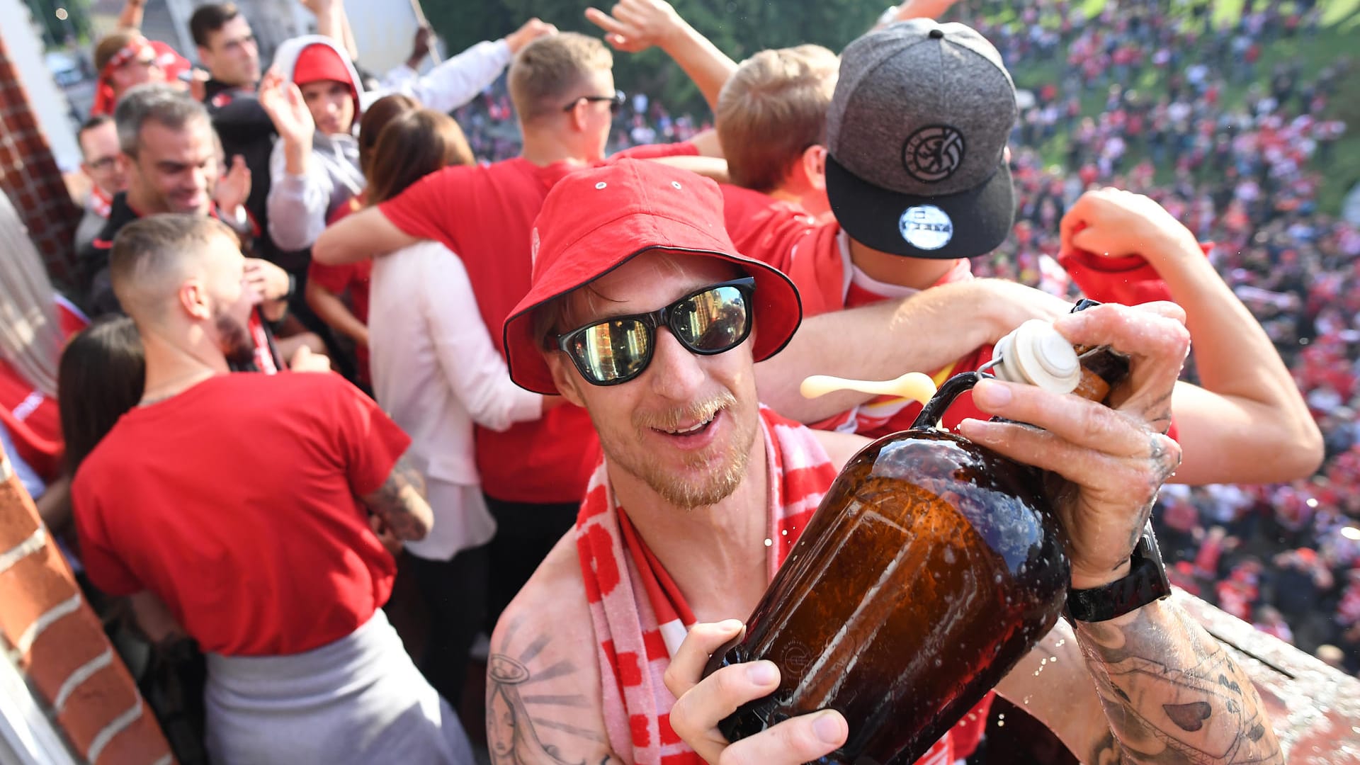 Party-König: Sebastian Polter auf dem Rathaus-Balkon in Köpenick.