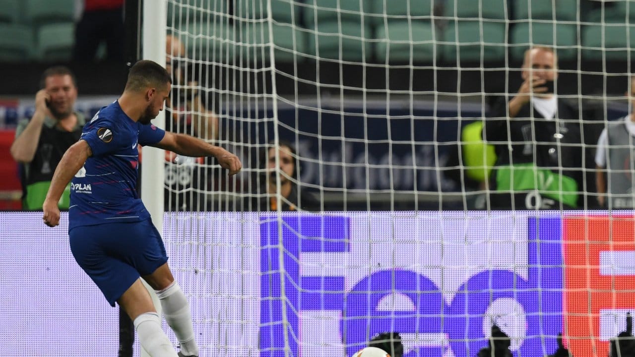 Eden Hazard (l) trifft per Elfmeter zum 3:0 für Chelsea.