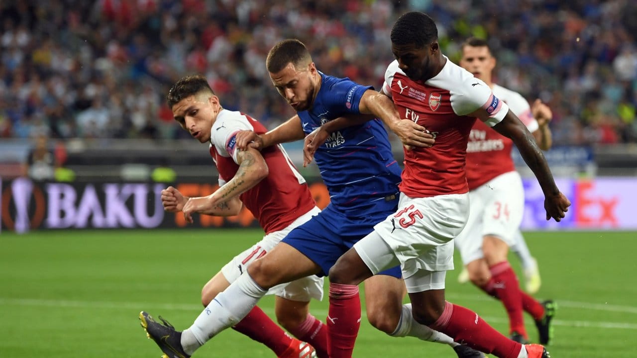 Chelsea-Star Eden Hazard (M) wird von zwei Arsenal-Spielern unter Druck gesetzt.