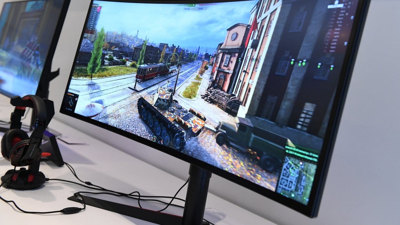 Curved-Monitore haben einen nach innen gewölbten Bildschirm und sind etwa bei Computerspielern beliebt.