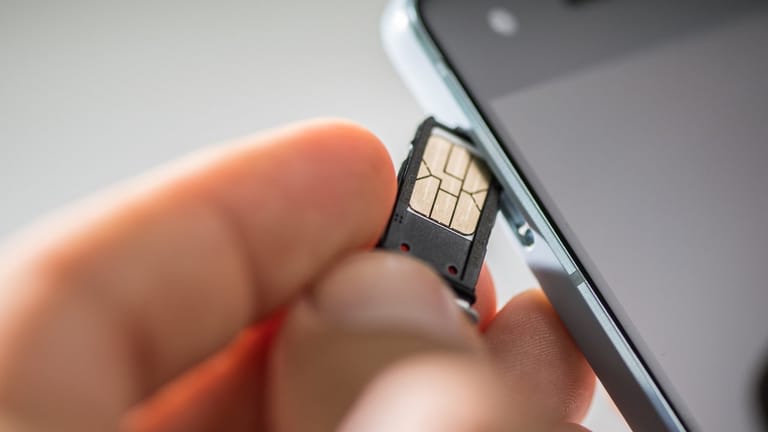 Eine SIM-Karte hat fast jeder schon einmal in ein Mobiltelefon gefummelt.