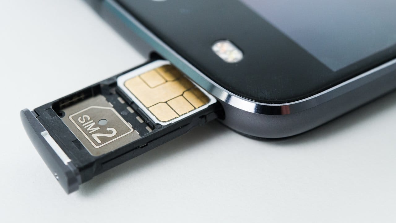 Dual-SIM-Geräte bieten Platz für zwei SIM-Karten und damit die Option, unter zwei Rufnummern erreichbar zu sein.