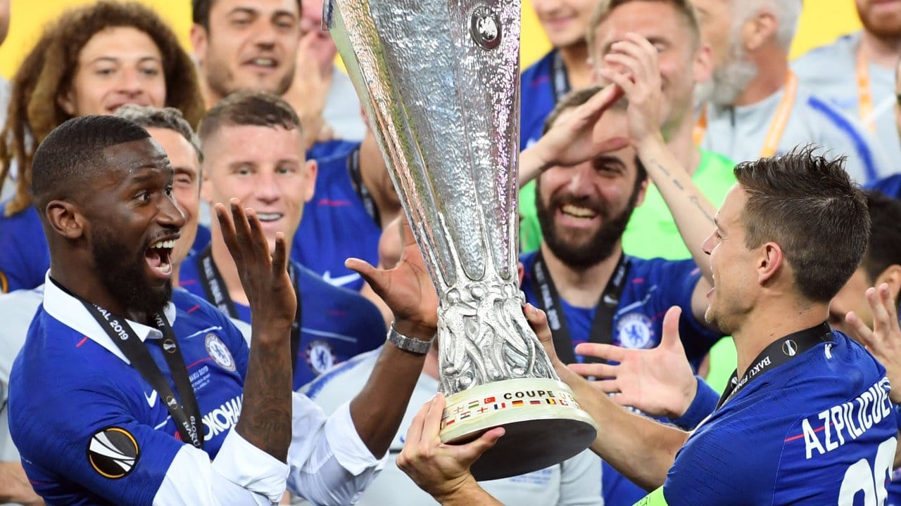 Antonio Rüdiger (l) jubelt mit Chelsea-Teamkollege Cesar Azpilicueta.