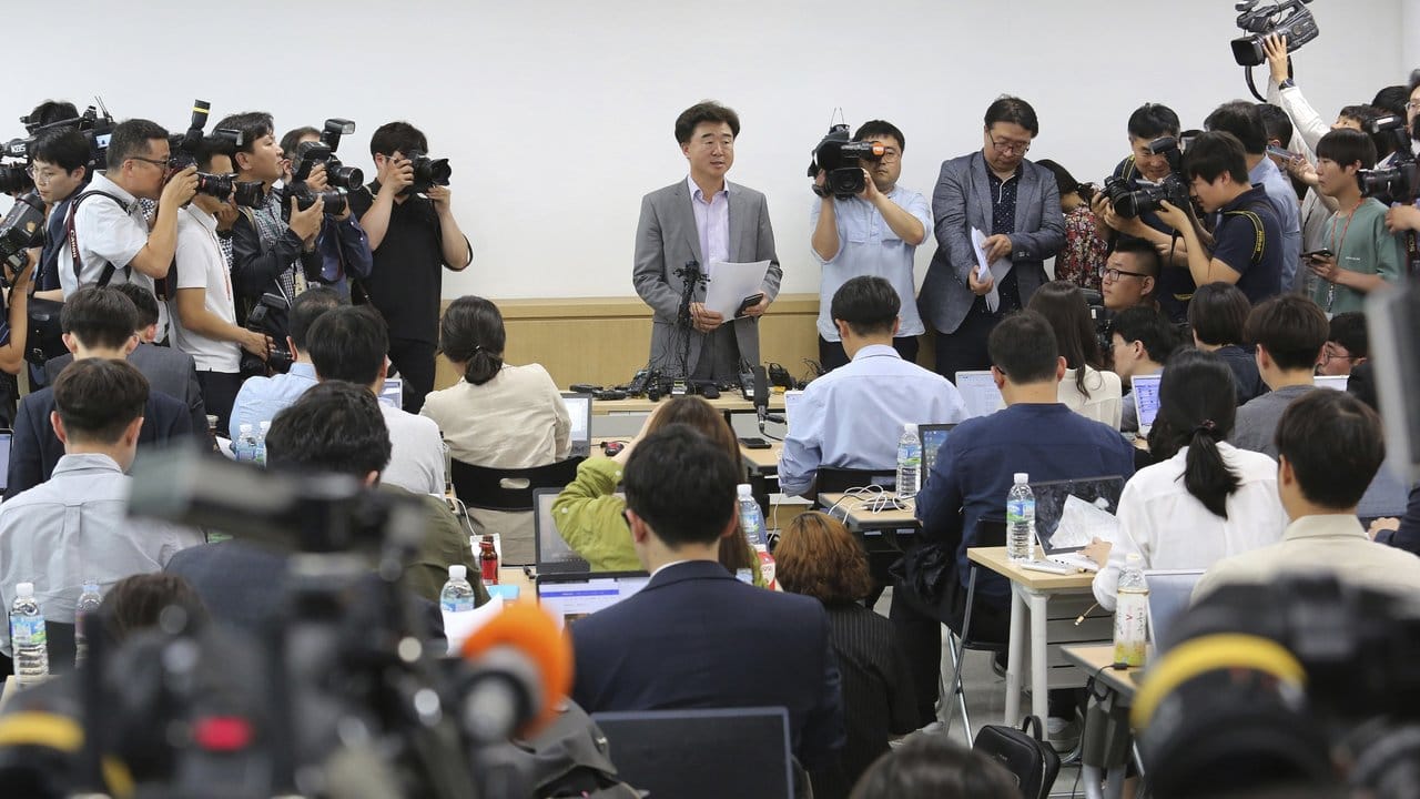 Lee Sang Moo (M), Leiter des Kundenservice des südkoreanischen Reiseveranstalters Verygoodtour, spricht während einer Pressekonferenz zu dem tödlichen Schiffsunglück auf der Donau.