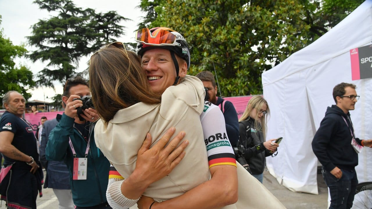 Pascal Ackermann (r) wird nach der Etappe beglückwünscht. Pascal Ackermann (r) wird nach der Etappe beglückwünscht.