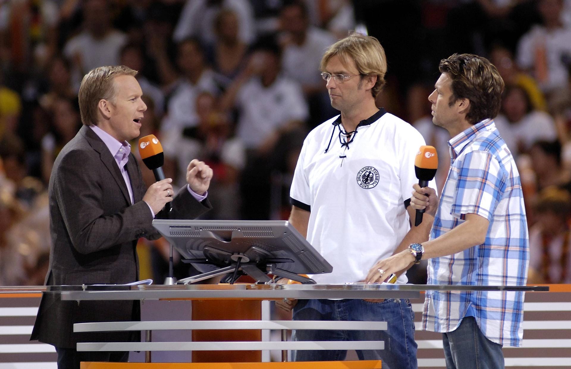 Während der WM 2006 begeistert Klopp (Mitte) mit seinen Analysen für das ZDF. Hier mit Johannes B. Kerner (links) und Schiedsrichterexperte Urs Meier.