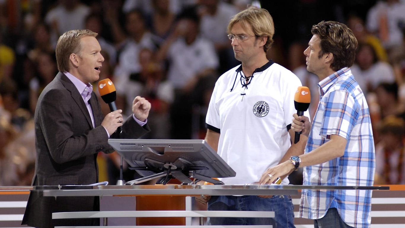 Während der WM 2006 begeistert Klopp (Mitte) mit seinen Analysen für das ZDF. Hier mit Johannes B. Kerner (links) und Schiedsrichterexperte Urs Meier.