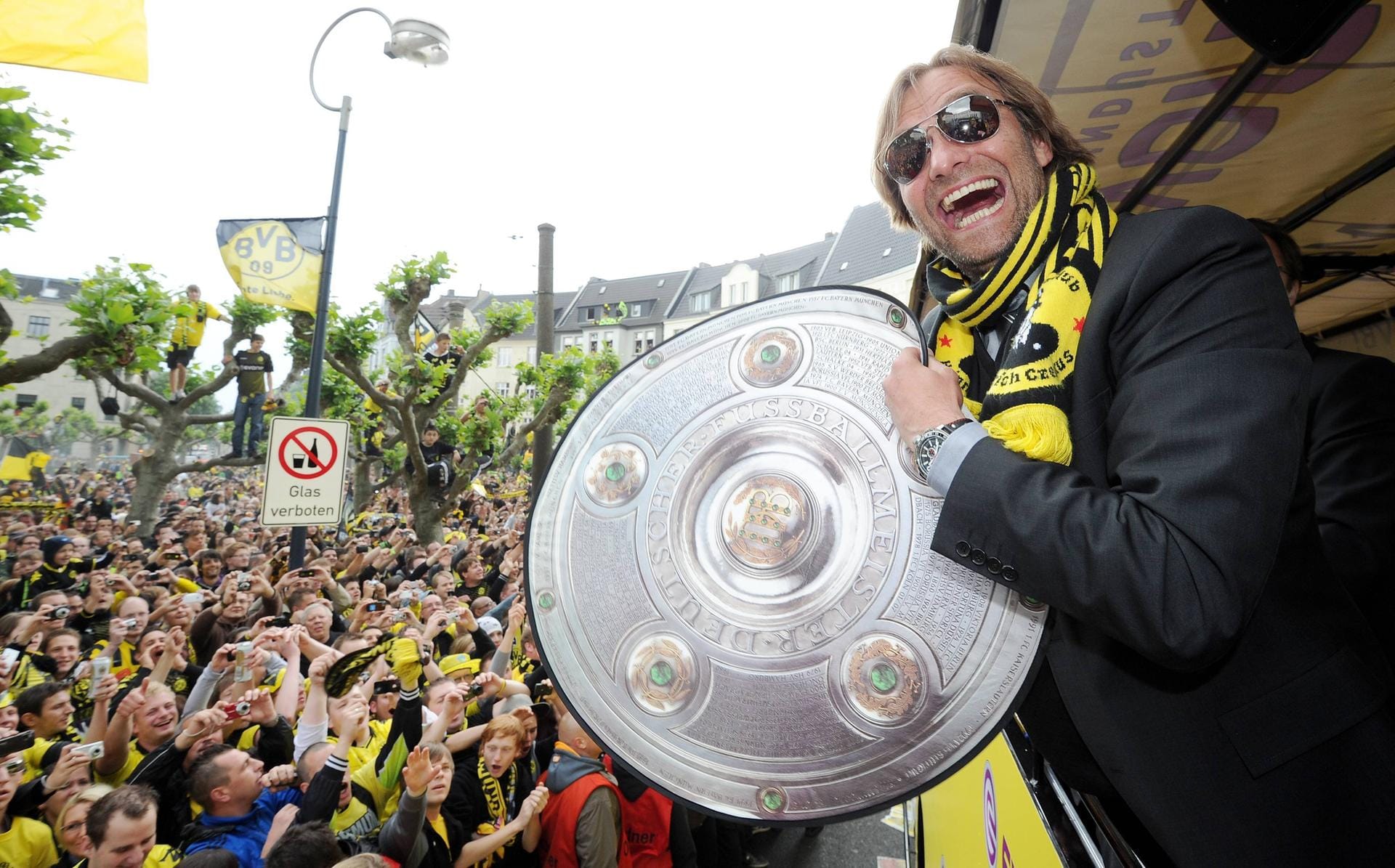 Deutscher Meister 2011: Drei Jahre nach seinem Amtsantritt feiert Klopp seinen ersten großen Titel. Mit Borussia Dortmund wird er Meister. Die BVB-Fans liegen ihm zu Füßen.