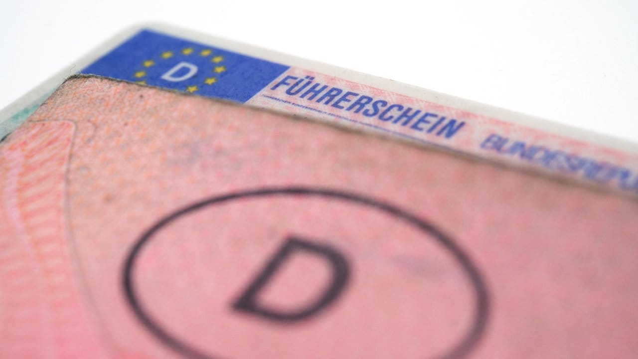 Der rosafarbene Papierführerschein ist bald Geschichte, weil alle Autofahrer den EU-Führerschein im Scheckkartenformat bekommen sollen.