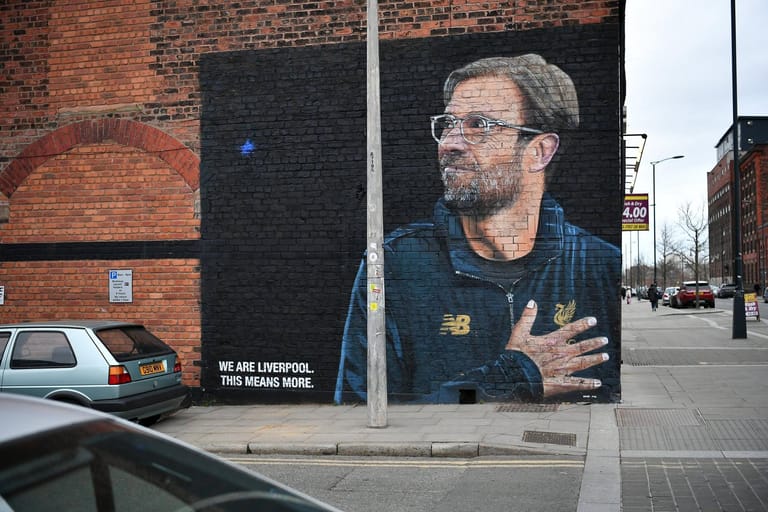 Mit seiner authentischen und mitreißenden Art wird Klopp in Liverpool zur Kultfigur. Zu sehen: Auf einer Hauswand in Liverpool ist das Bild Klopps zu sehen.