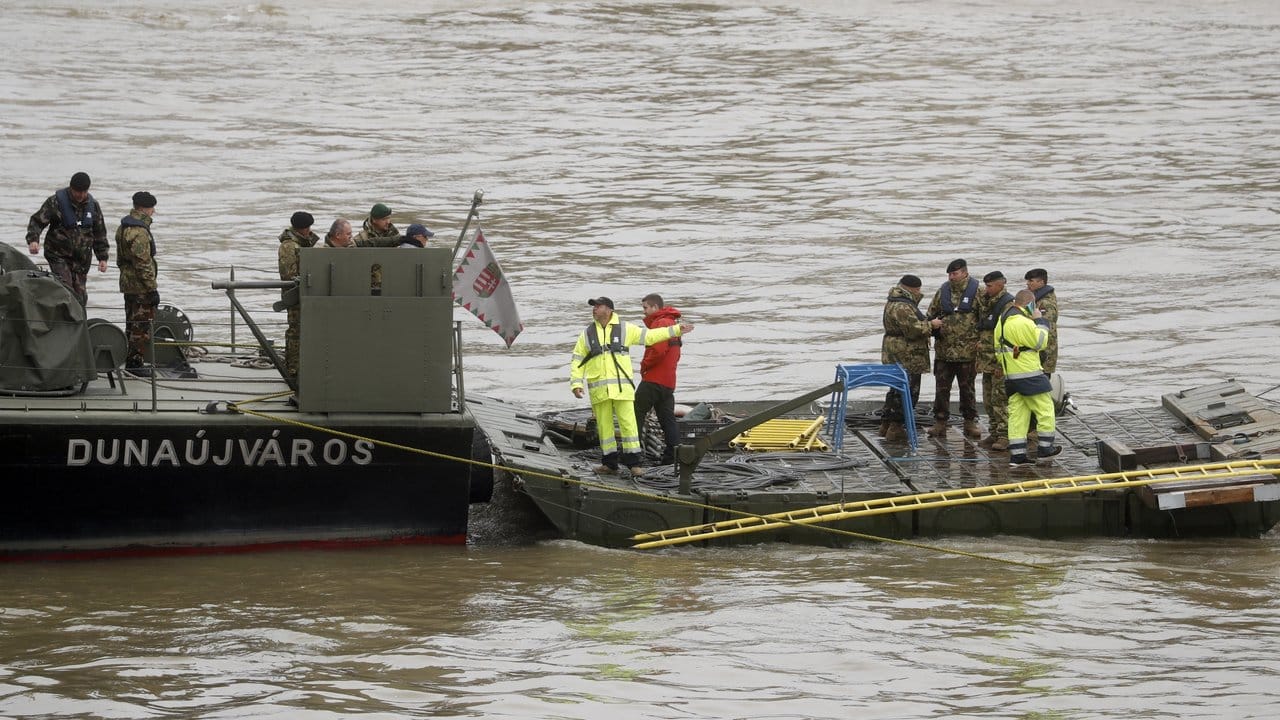 Mitglieder des ungarischen Militärs beteiligen sich auf einem Schiff an der Suche nach Überlebenden. Mitglieder des ungarischen Militärs beteiligen sich auf einem Schiff an der Suche nach Überlebenden.