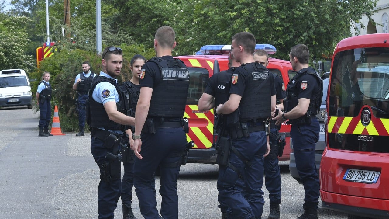 Deutsche und französische Polizisten beraten sich in der Nähe des Unglücksortes. Deutsche und französische Polizisten beraten sich in der Nähe des Unglücksortes.