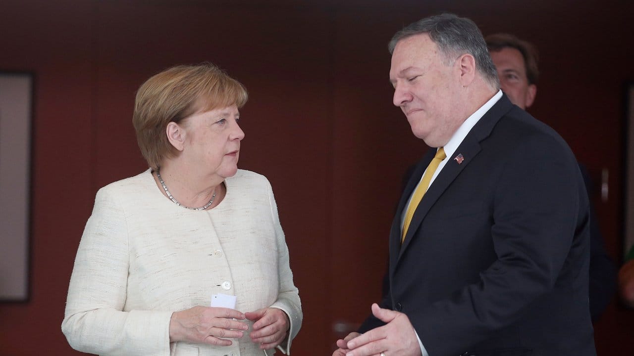 Angela Merkel (CDU) empfängt Mike Pompeo im Bundeskanzleramt.