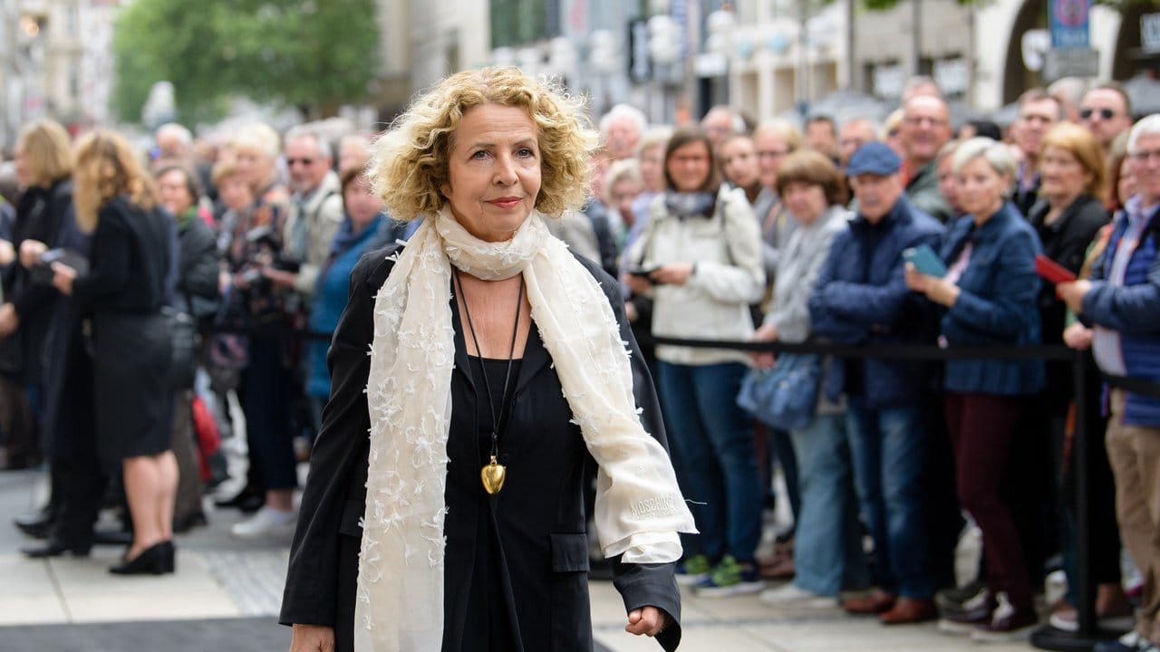 Die Schauspielerin Michaela May auf dem Weg zur Trauerfeier für Hannelore Elsner. Die Schauspielerin Michaela May auf dem Weg zur Trauerfeier für Hannelore Elsner.