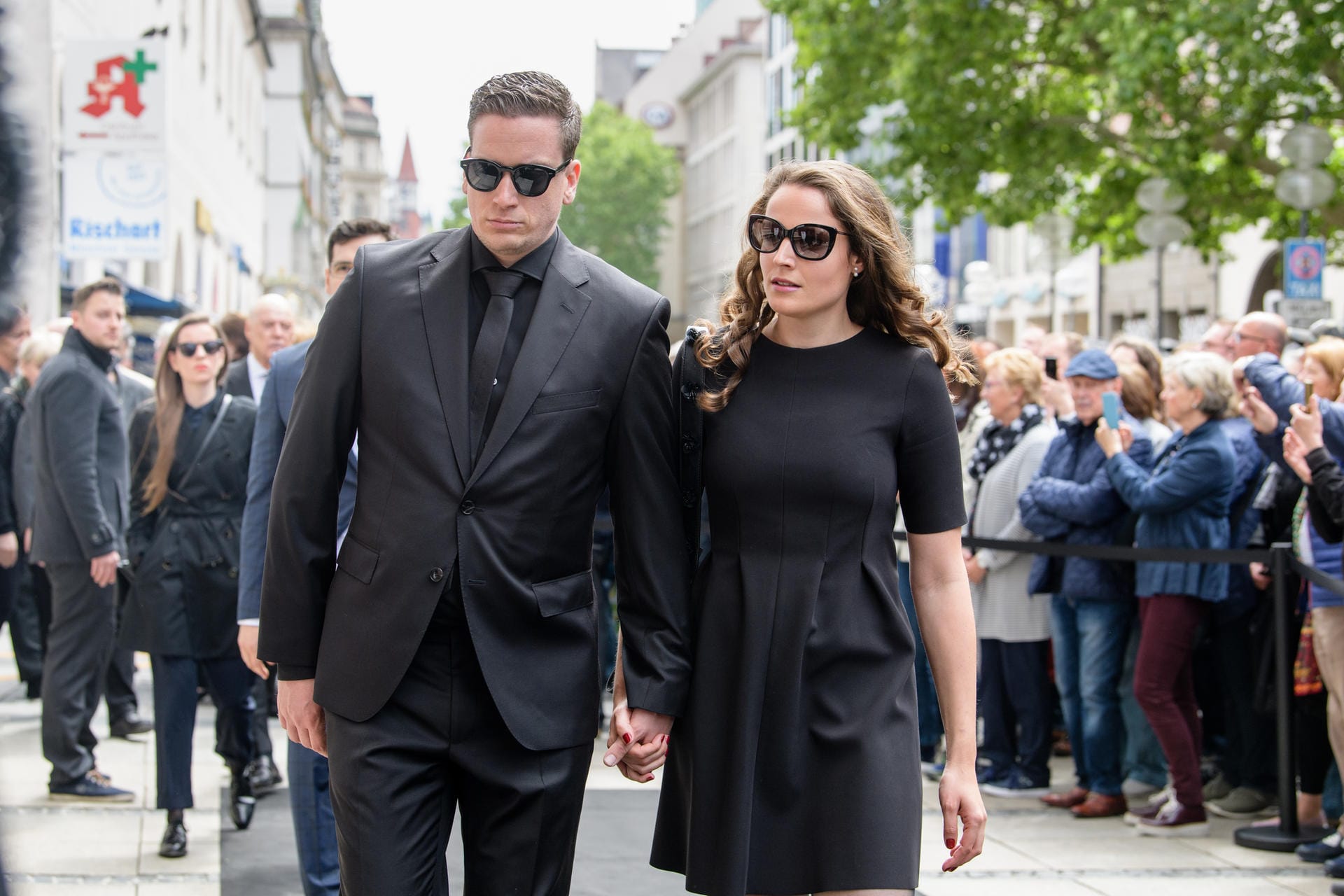 Dominik Elsner, der Sohn von Hannelore Elsner, und seine Freundin Michele Werner auf dem Weg zur öffentlichen Trauerfeier in der Kirche St. Michael.