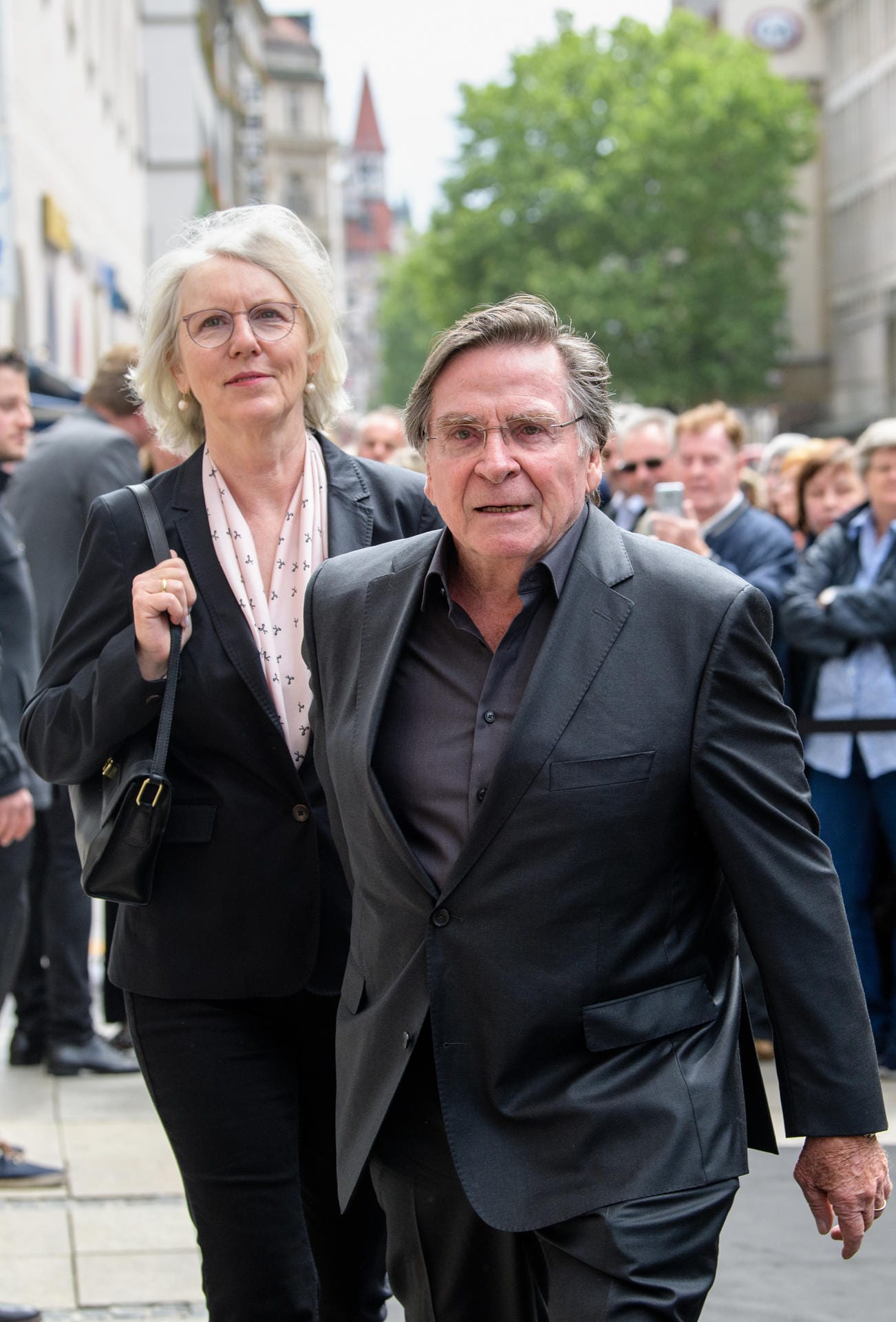 Schauspieler Elmar Wepper kam mit seiner Frau Anita zur Trauerfeier in München.