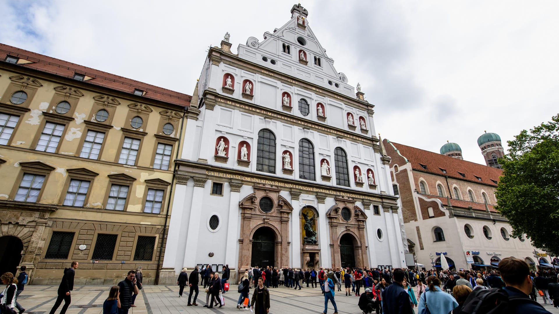 Familie, Passanten und Kollegen warteten vor dem Beginn der öffentlichen Trauerfeier für Hannelore Elsner vor der Kirche St. Michael.