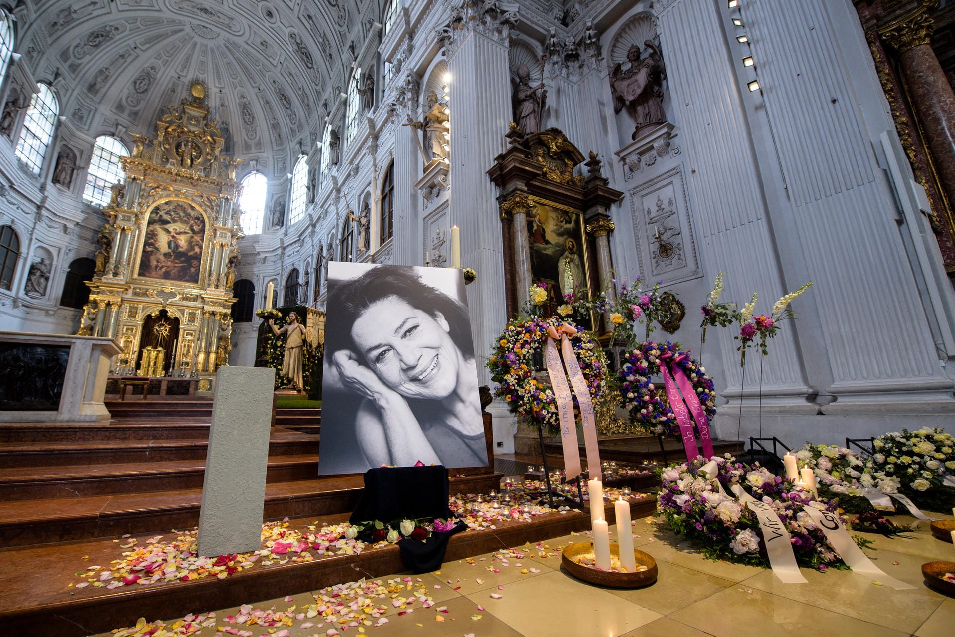 Die Kirche war mit Kränzen geschmückt und auch ein Bild der verstorbenen Hannelore Elsner war zu sehen.