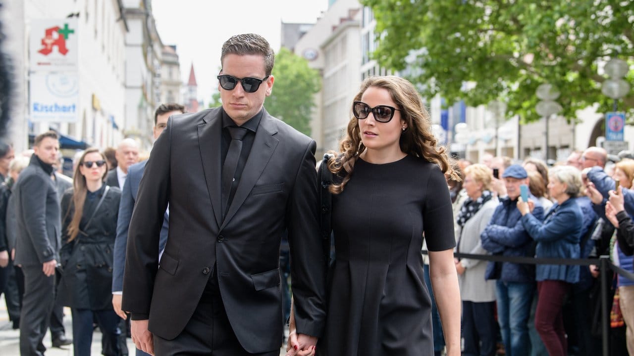 Dominik Elstner, der Sohn von Hannelore Elsner, brachte seine Freundin Michele Werner mit zur Trauerfeier für seine Mutter. Dominik Elstner, der Sohn von Hannelore Elsner, brachte seine Freundin Michele Werner mit zur Trauerfeier für seine Mutter.