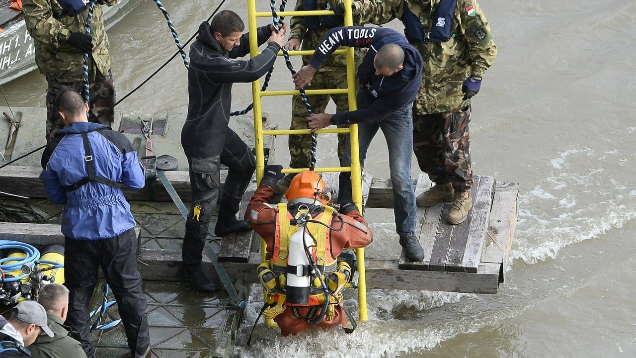 Ein Taucher geht in die Donau, um das Wrack des Ausflugsboots zu untersuchen.