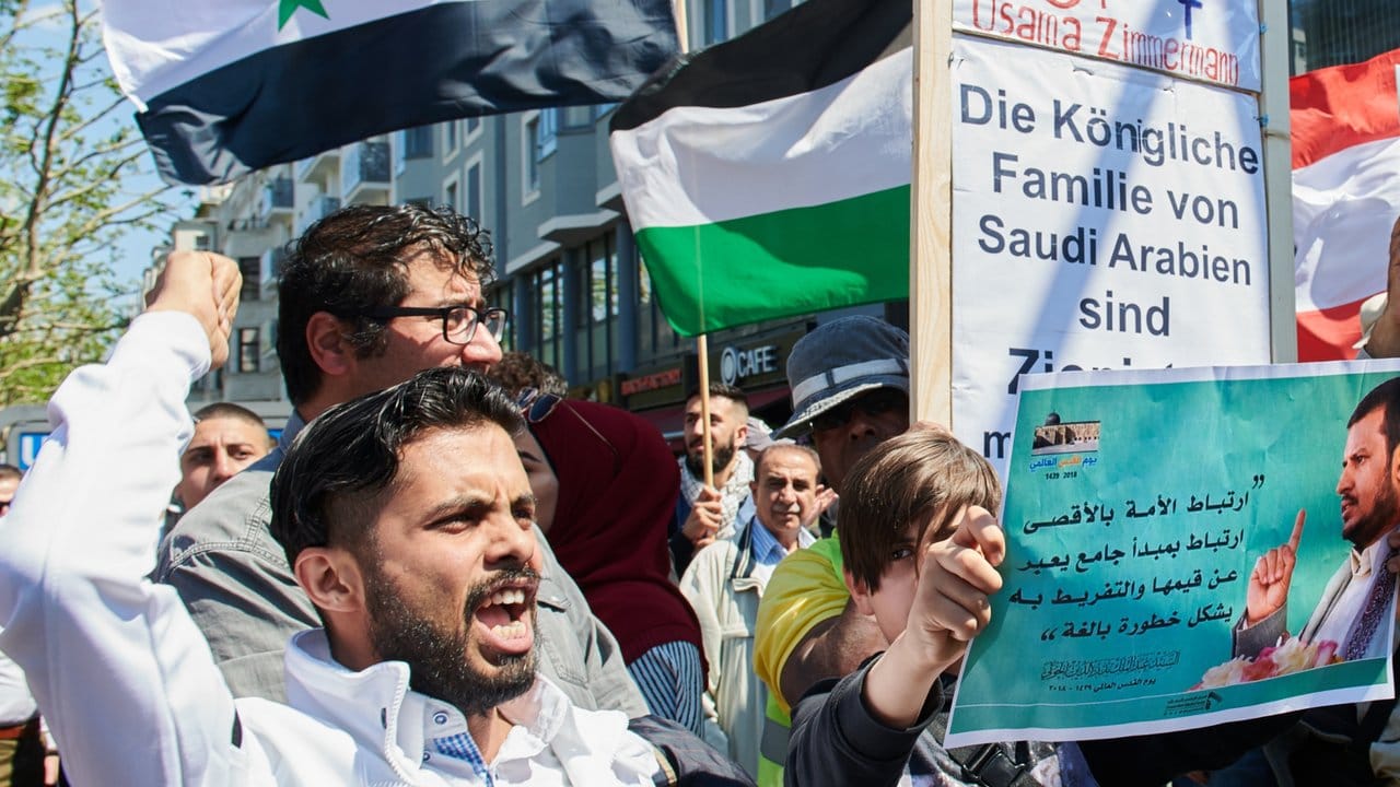 Teilnehmer der anti-israelischen Al-Kuds-Demonstration auf dem Berliner Kurfürstendamm.