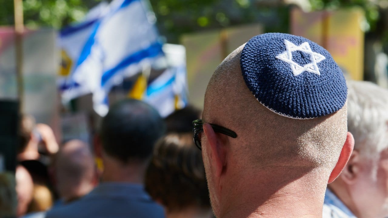 Ein Mann mit Kippa bei einer Pro-Israel Demonstration.