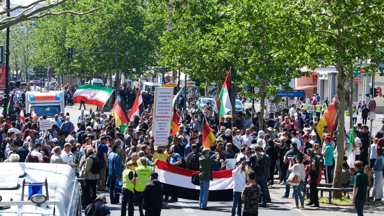 Teilnehmer der jährlichen anti-israelischen Al-Kuds-Demonstration auf dem Berliner Kurfürstendamm.
