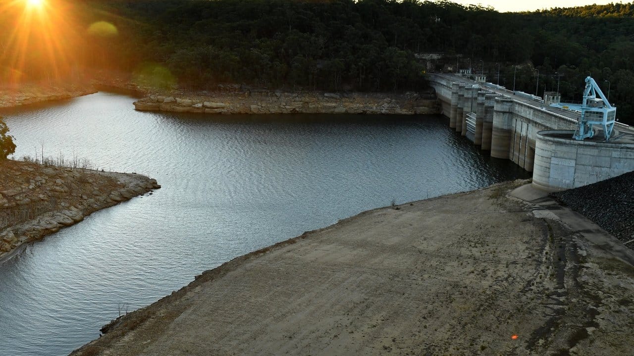 Wegen der herrschenden Trockenheit in New South Wales ist der Wasserspiegel im Warragamba-Damm westlich von Sydney massiv gesunken.