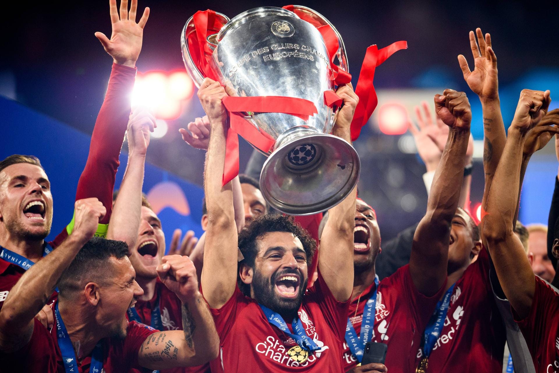 "The Sun" (Großbritannien): "Nach dem schmerzhaften Finale im letzten Jahr schießen Mohamed Salah und Divock Origi den FC Liverpool zum Champion."