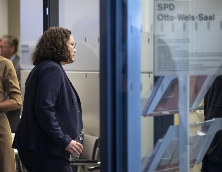 Bei der Europawahl 2019 kommt die SPD nur noch auf 15 Prozent der Stimmen. Wenige Tage später tritt Nahles von all ihren Ämtern zurück. Auch ihr Bundestagsmandat will sie abgeben.